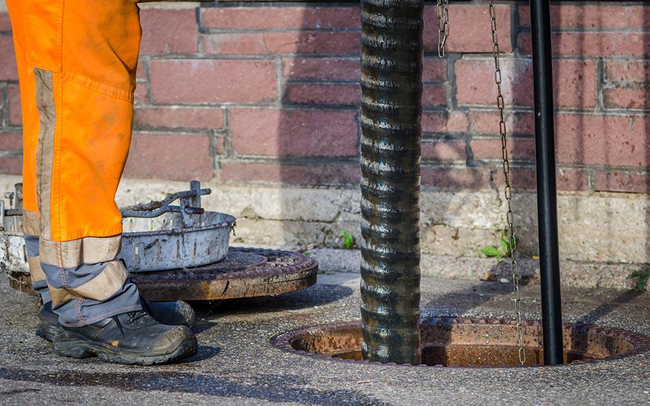 déboucher une canalisation d'eaux usées Évry