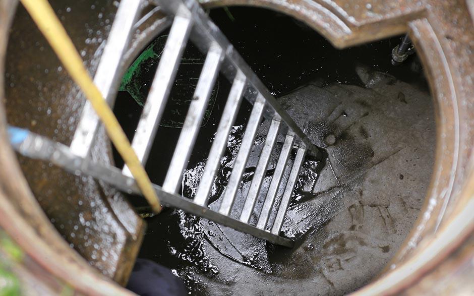 déboucher une canalisation d'eaux usées Évry
